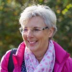 Martina Salewski im Wald, Portraitaufnahme.