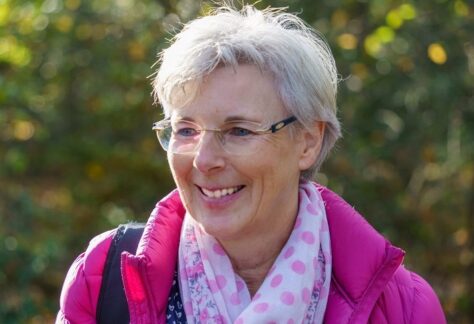 Martina Salewski im Wald, Portraitaufnahme.