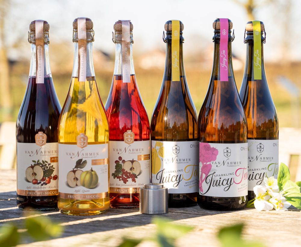Drei Flaschen Frucht-Secco und drei Flaschen Sparkling Juicy Tea