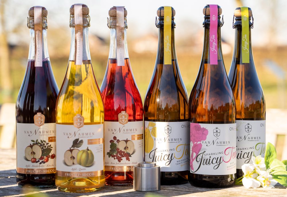 Drei Flaschen Frucht-Secco und drei Flaschen Sparkling Juicy Tea von der Obstkelterei van Nahmen aus Hamminkeln